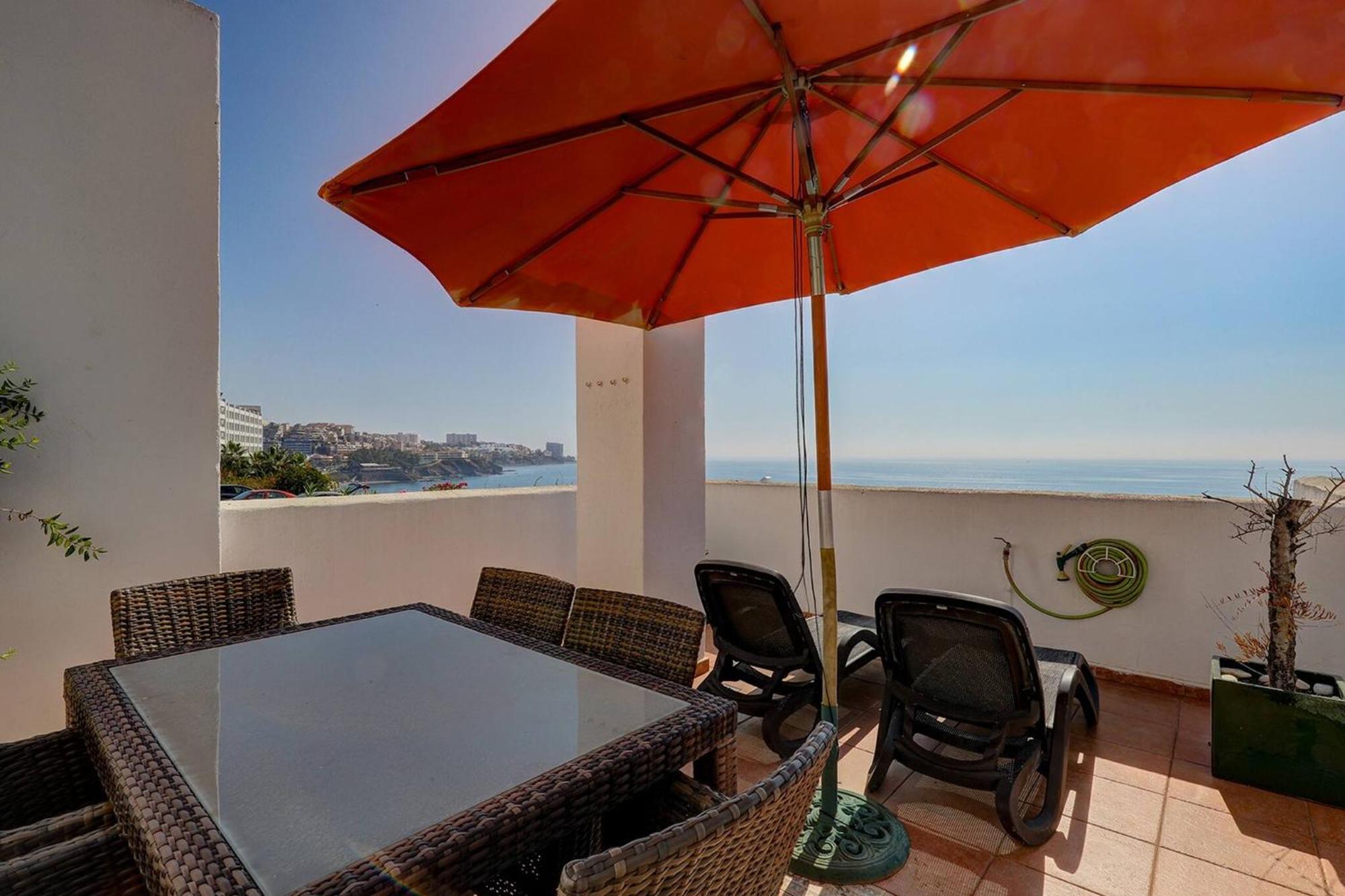 082 - Stunning Sea Views Beachfront Appartement *